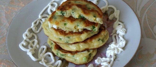 Оладьи с луком и яйцом на кефире