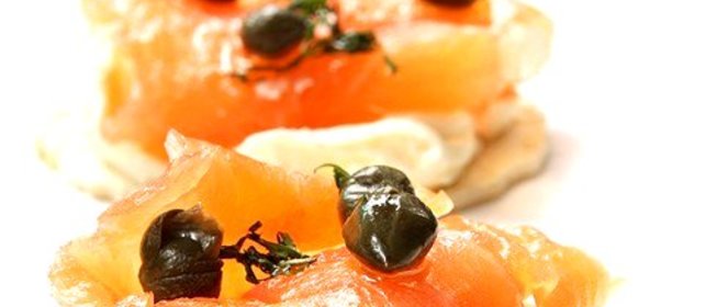 Копченый лосось с укропной сметаной и каперсами