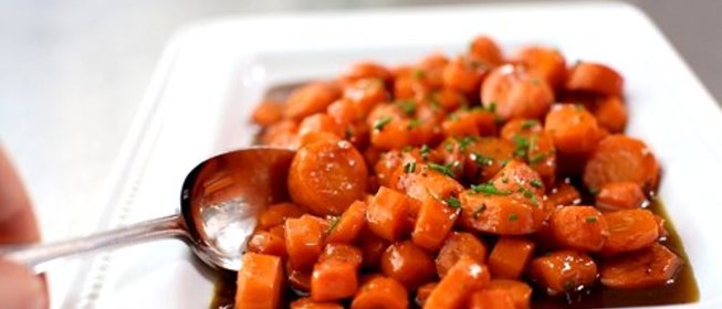 Молодая морковь, жаренная в карамели