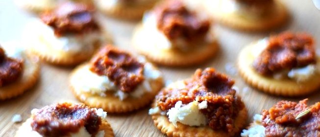 Закуска с вялеными помидорами