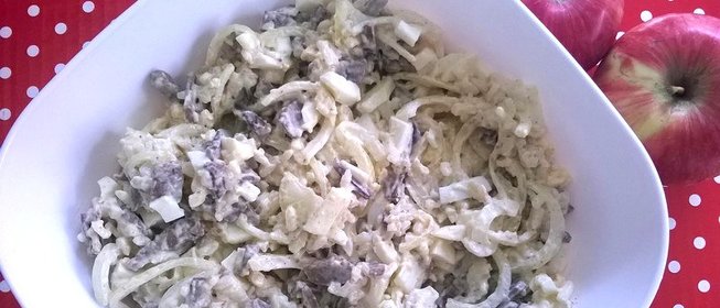 Печеночный салат с маринованным луком