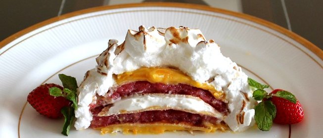 Запеченная аляска с блинчиками, клубничным желе и апельсиновым курдом