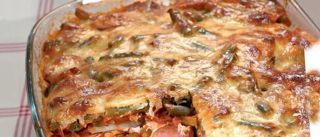 Овощная запеканка с сардельками