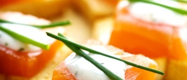 Канапе с копченой форелью или копченым угрем