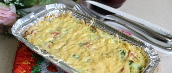 Картофельная запеканка с сосисками и зеленым горошком