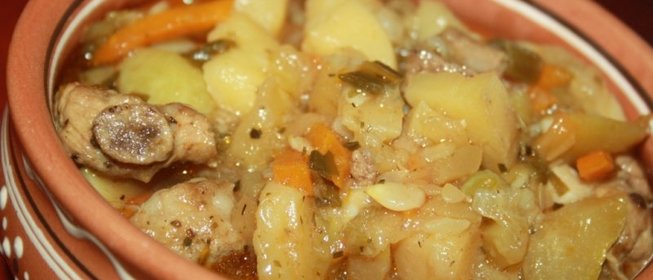 Летнее рагу со свининой и зеленым горошком в стручках и свежими овощами