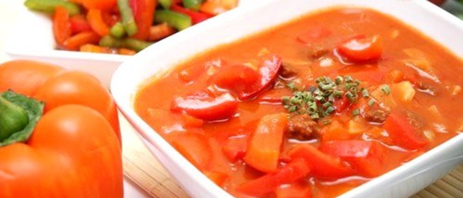 Тушеные разноцветные перцы с тимьяном и чесноком