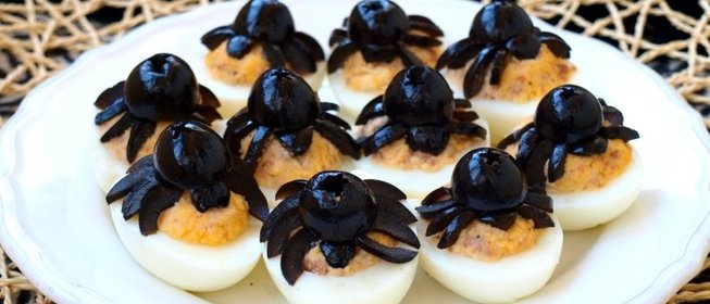 Фаршированные яйца с печенью трески Пауки
