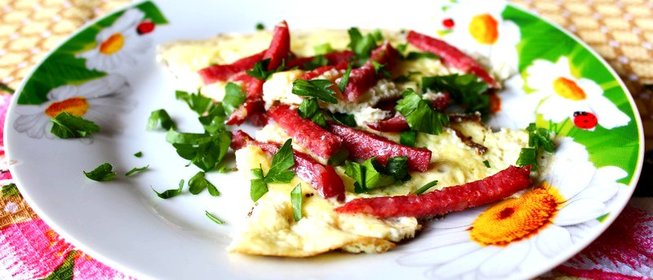 Омлет с копчёной колбасой и зеленью
