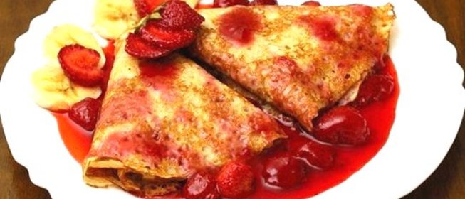 Банановые блинчики с клубничным соусом