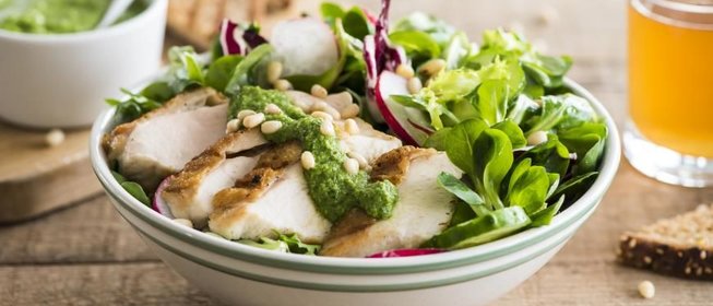 Салат с курицей-гриль и соусом из эстрагона