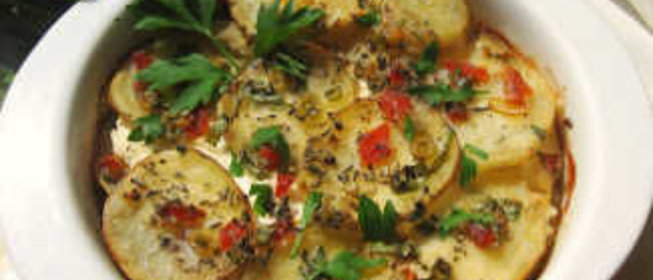 Картофельная запеканка с рикоттой, болгарским перцем и травами