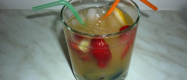 Безалкогольная фруктовая сангрия