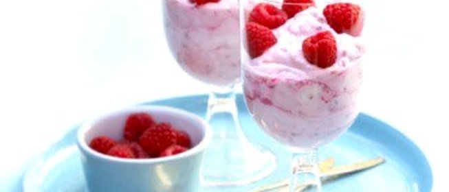 Английский крем с шоколадом, ликером «Франжелико» и свежей малиной