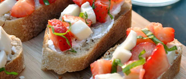 Брускетта с моцареллой, козьим сыром и клубникой