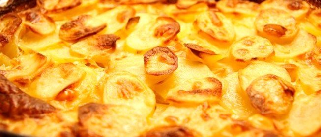 Золотистый запеченый картофель с чесноком и розмарином