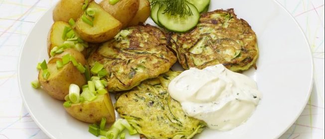 Кабачковые оладьи и молодой картофель