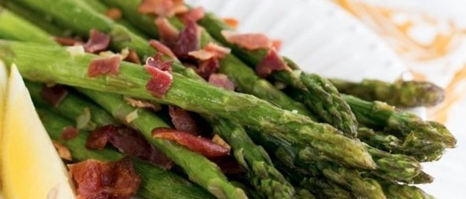 Спаржа с беконом