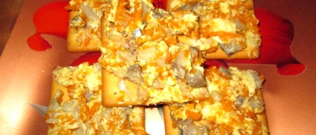 Крекеры с сельдью и морковью