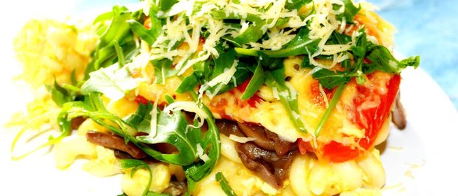 Запеканка из макарон с сыром, помидорами и грибами
