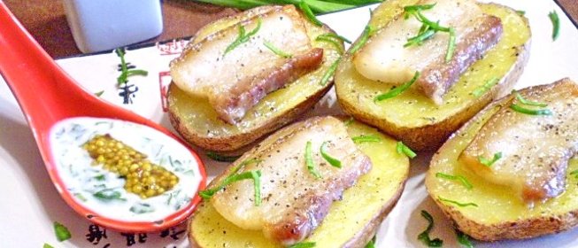 Картошка с салом и чесноком в духовке