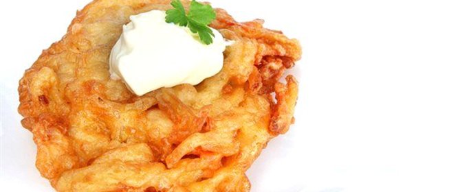 Картофельные латкес с красной икрой