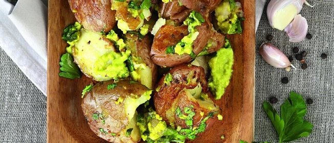 Печеный картофель с соусом из авокадо