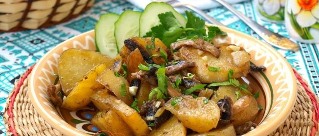 Картошка и шампиньоны тушёные в сметане