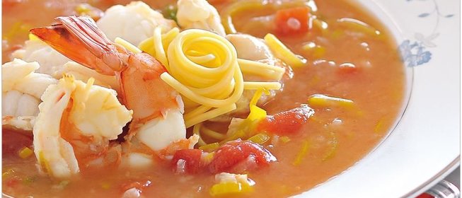 Изысканный рыбный суп с креветками, омаром и лапшой