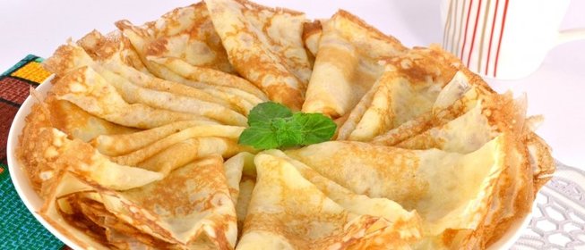 Крахмальные блинчики с маслом и сахаром