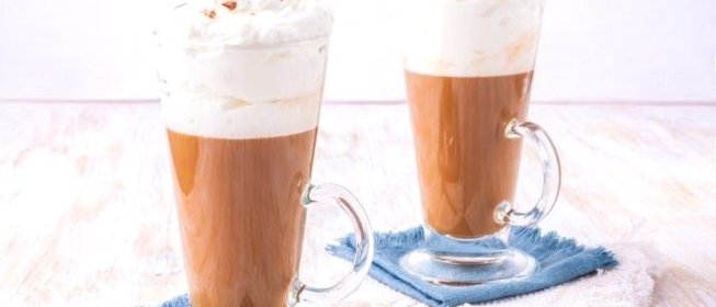 Карамельный чай с молоком и взбитыми сливками