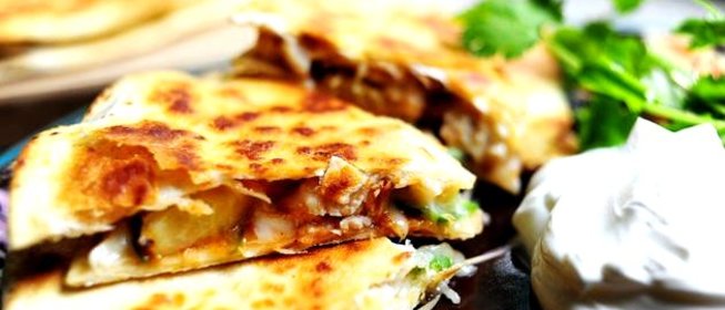 Кесадилья с курицей и ананасами