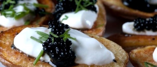 Запеченный картофель со сметаной и икрой