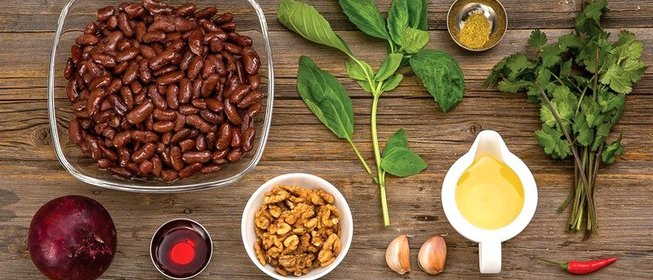 Лобио с грецкими орехами и чили