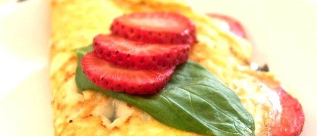 Омлет с клубникой