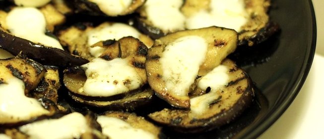 Жареные баклажаны на гриле с моцареллой