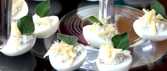 Яйца цесарки, фаршированные сыром и тархуном