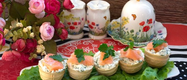 Тарталетки с творожным сыром и семгой