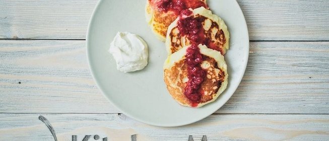 Нежные сырники с малиновым соусом за 15 минут