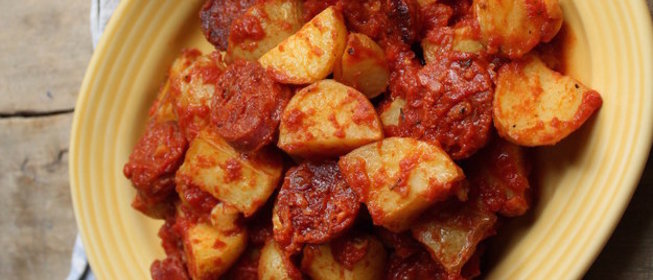 Картофель с острой свиной колбасой