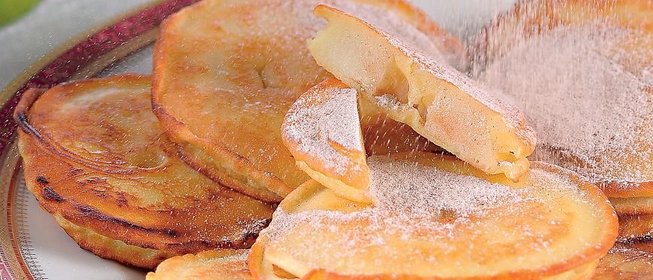 Яблочные оладьи с ванильным кремом