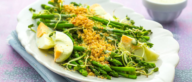 Спаржа с яйцом и посыпкой из хрустящего бекона