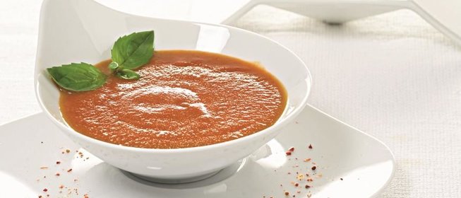 Суп из свежих помидоров с тапенадом