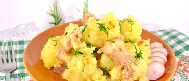 Картофель отварной со свиной грудинкой и луком