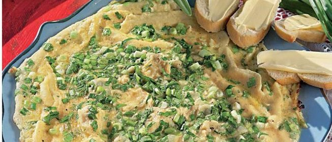 Классический французский омлет с петрушкой и чесноком