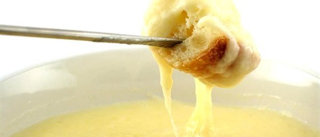 Фондю с тремя видами сыра и шампанским