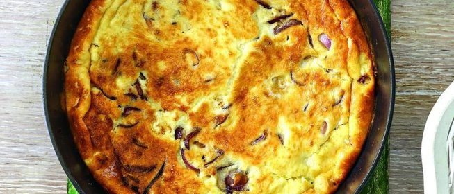 Запеченный омлет с красным луком, на сметане