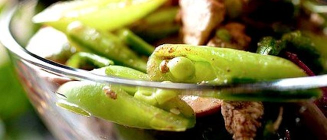 Жареный зеленый горошек с редисом и кешью