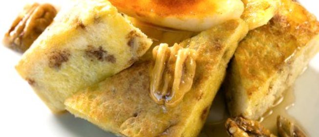 Омлет с карамелизованными яблоками, горгонзолой и беконом