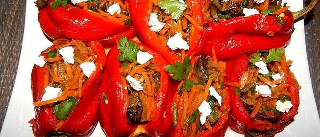 Запеченый перец, фаршированный фетой, обжаренными овощами и грибами